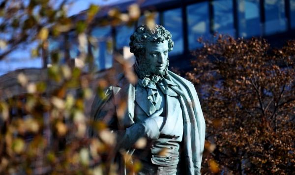 Памятник поэту А.С. Пушкину в Пушкинском сквере в Москве.