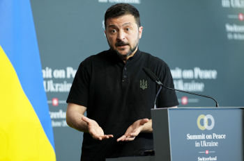 Президент Украины Владимир Зеленский на пресс-конференции на саммите мира в Швейцарии, 16 июня 2024