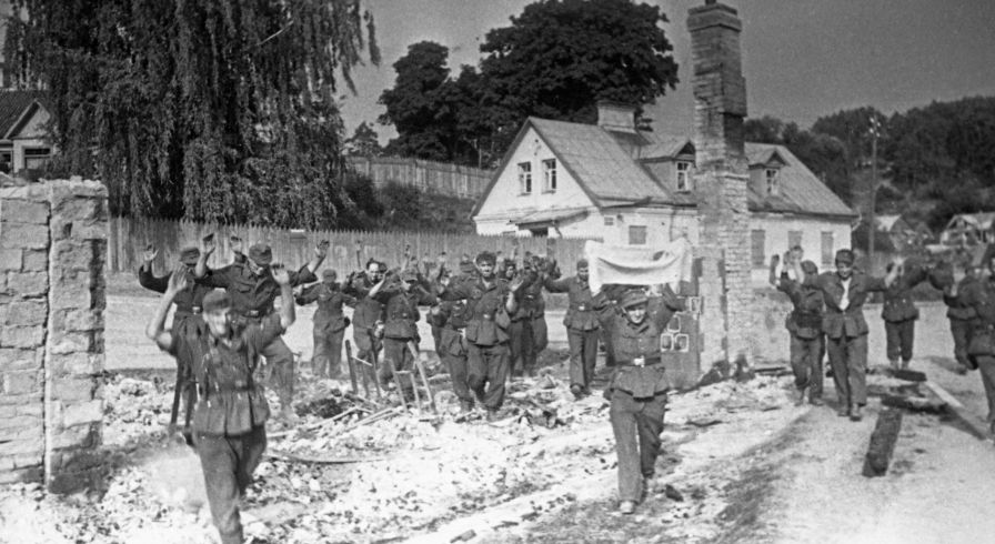 Великая Отечественная война 1941-1945 гг. Вильнюсская наступательная операция. Немецкие солдаты сдаются в плен.