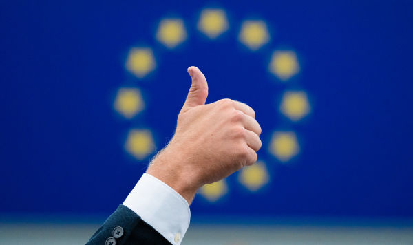 Рука на фоне флага ЕС