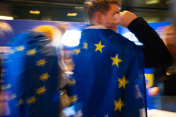 Люди с флагами ЕС
