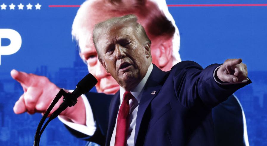 Дональд Трамп выступает на предвыборном митинге