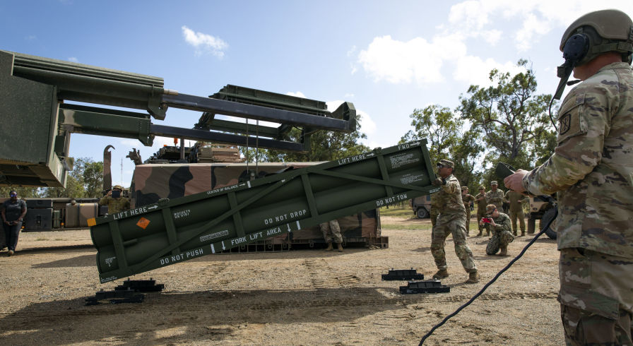 Военные США подготавливают РСЗО HIMARS к запуску тактических ракет ATACMS