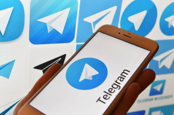 Логотип мессенджера Telegram на экранах смартфона и компьютера.