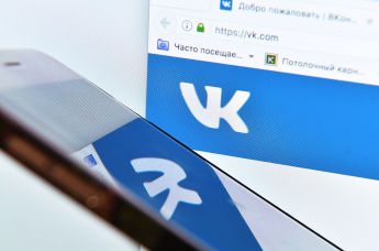 Страница социальной сети "Вконтакте" на экране компьютера