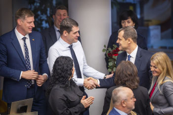 Лидер партии "Заря Немана" Ремигиюс Жемайтайтис и премьер-министр Гинтаутас Палуцкас (Социал-демократическая партия Литвы)