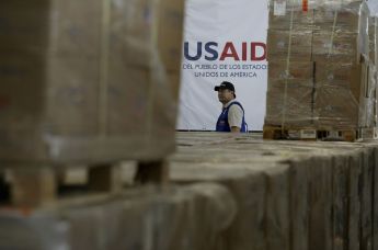 Работник склада с гуманитарной помощью USAID в Кукуте, Колумбия