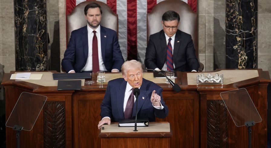 Президент США Дональд Трамп выступает на заседании конгресса в Вашингтоне