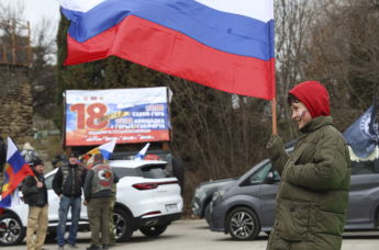 Ребенок держит российский флаг в день 11-летней годовщины присоединения Крыма к России, Севастополь, Крым, вторник, 18 марта 2025 года.