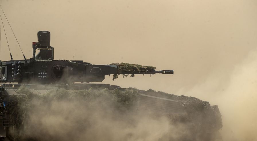 Основной боевой танк бундесвера Leopard 2A7V на учениях в Литве