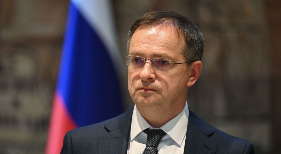Помощник президента РФ Владимир Мединский во время заявления российской делегации по итогам переговоров России и Украины в Стамбуле, 16 мая