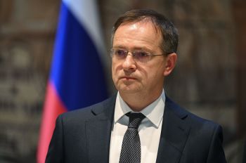 Помощник президента РФ Владимир Мединский во время заявления российской делегации по итогам переговоров России и Украины в Стамбуле, 16 мая