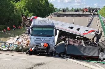 Обрушение моста на пассажирский поезд в Брянской области