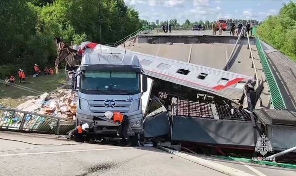 Обрушение моста на пассажирский поезд в Брянской области