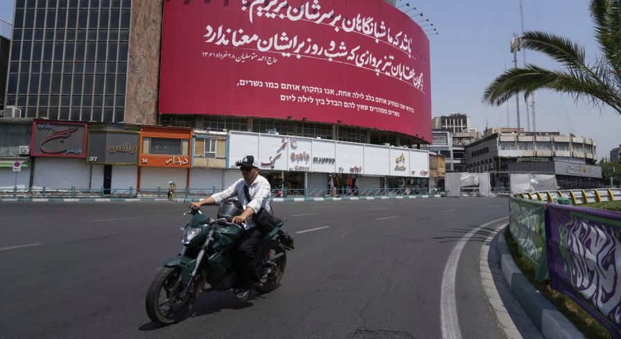 Улица Вали-Аср в Тегеране, Иран, 14 июня 2025 г.