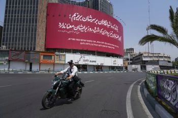 Улица Вали-Аср в Тегеране, Иран, 14 июня 2025 г.