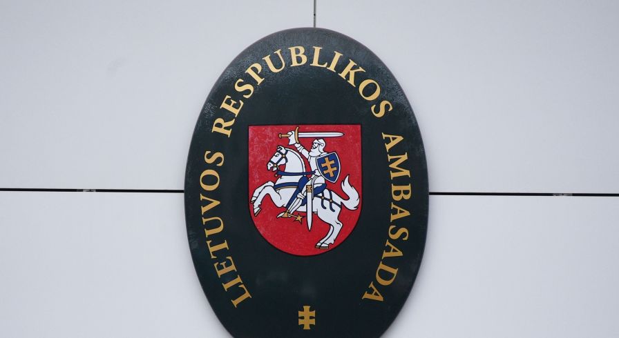 Табличка на здании посольства Литовской Республики в Российской Федерации в Борисоглебском переулке в Москве