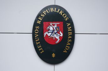 Табличка на здании посольства Литовской Республики в Российской Федерации в Борисоглебском переулке в Москве