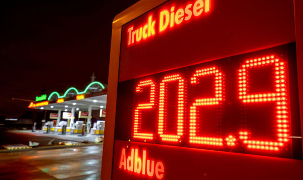 Табло с ценами на дизельное топливо на АЗС во Франкфурте, Германия Табло с ценами на дизельное топливо на АЗС во Франкфурте, Германия