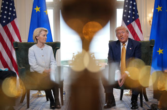 Председатель Еврокомиссии Урсула фон дер Ляйен (слева) и президент США Дональд Трамп (справа)