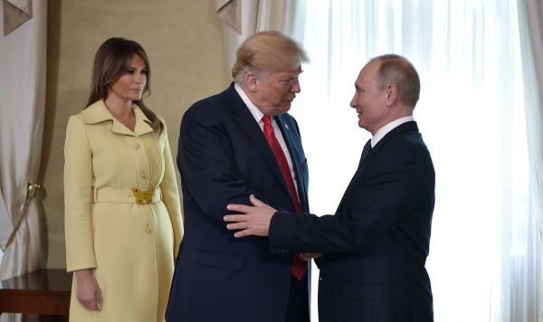 Президент РФ Владимир Путин, президент США Дональд Трамп (в центре) и его супруга Меланья во время встречи в президентском дворце в Хельсинки, 16 июля 2018 Президент РФ Владимир Путин, президент США Дональд Трамп (в центре) и его супруга Меланья во время встречи в президентском дворце в Хельсинки, 16 июля 2018