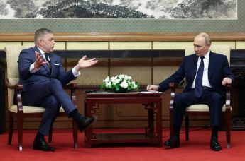 Президент РФ Владимир Путин и председатель правительства Словакии Роберт Фицо (слева) во время встречи в Пекине.
