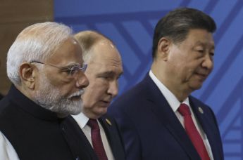 Премьер-министр Индии Нарендра Моди, президент России Владимир Путин, председатель КНР Си Цзиньпин (слева направо) на саммите БРИКС в Казани, 23 октября 2024 г.