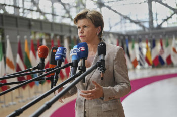 Министр иностранных дел Латвии Байба Браже общается с представителями СМИ по прибытии на встречу министров иностранных дел ЕС в здании Европейского совета в Брюсселе, Бельгия, во вторник, 20 мая 2025 года.