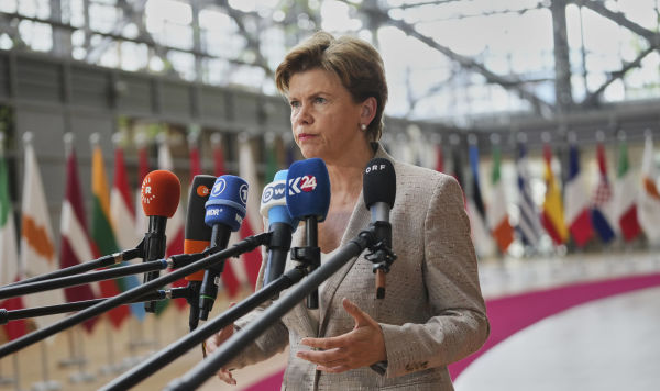 Министр иностранных дел Латвии Байба Браже общается с представителями СМИ по прибытии на встречу министров иностранных дел ЕС в здании Европейского совета в Брюсселе, Бельгия, во вторник, 20 мая 2025 года.