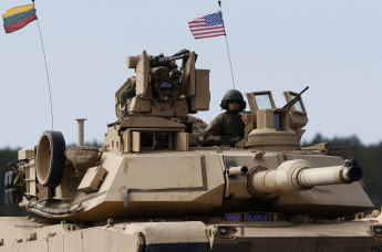 Танк M1A2 Abrams на учениях неподалеку от Пабраде, Литва, 9 апреля 2015 г.