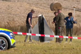 Полиция и военные охраняют части поврежденного объекта, сбитого польскими властями на полигоне в Вохыне, Польша, в среду, 10 сентября 2025 года.
