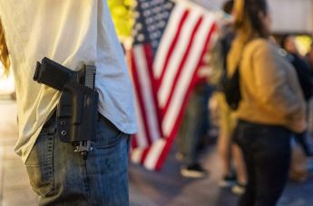 Участник молитвенного мероприятия в честь основателя Turning Point USA Чарли Кирка, застреленного во время выступления в университете Долины Юта.