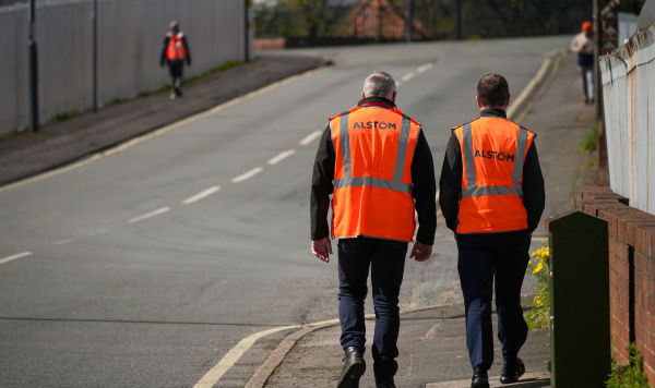 Рабочие идут возле завода по производству поездов Alstom, 16 апреля 2024 года в Дерби, Англия Рабочие идут возле завода по производству поездов Alstom, 16 апреля 2024 года в Дерби, Англия