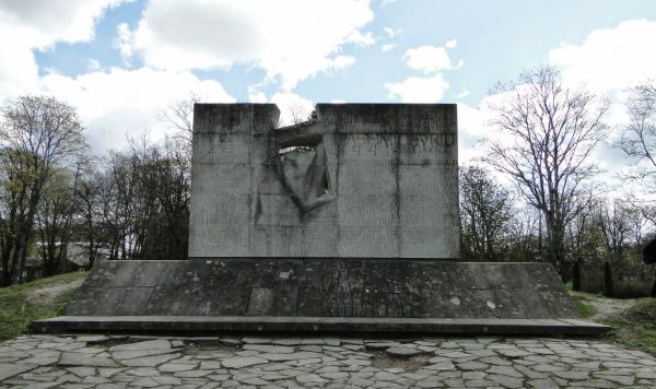 Братская могила жертв террора в  Курессааре, Эстония