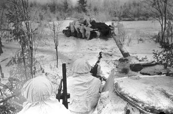 Великая Отечественная война 1941-1945 гг. Ржевско-Вяземская наступательная операция (с 5 января 1942 по 31 марта 1943 гг.)  Танковый десант советских пехотинцев направляется на исходный рубеж для атаки. Калининский фронт.