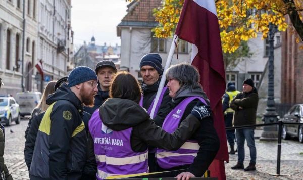 Представители партии "Суверенная власть" в центре Риги, Латвия Представители партии "Суверенная власть" в центре Риги, Латвия
