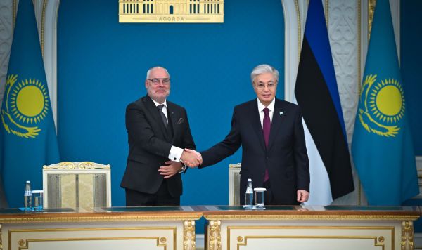 Президент Казахстана Касым-Жомарт Токаев и президент Эстонии Алар Карис во время встречи в Астане, Казахстан, 17 ноября 2025