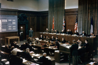 Судебный процесс над руководителем СС Эрнстом Кальтенбруннером (1903–1946, стоит слева) в зале Дворца правосудия во время Международного военного трибунала (МВТ) в Нюрнберге, Германия, 19–20 декабря 1945 года.