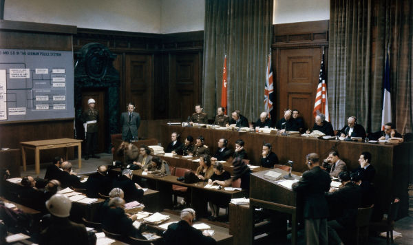 Судебный процесс над руководителем СС Эрнстом Кальтенбруннером (1903–1946, стоит слева) в зале Дворца правосудия во время Международного военного трибунала (МВТ) в Нюрнберге, Германия, 19–20 декабря 1945 года.
