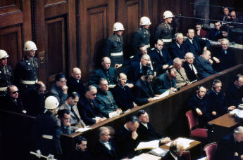 Подсудимые (в двух центральных рядах) на скамье подсудимых в зале 600 Дворца правосудия во время судебного разбирательства по делу о военных преступлениях в Международном военном трибунале (МВТ), Нюрнберг, Германия, 1946 год.