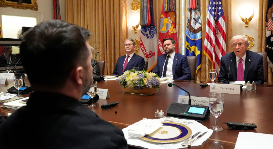 Президент США Дональд Трамп, вице-президент Джей Ди Вэнс, министр финансов Скотт Бессент и Владимир Зеленский на встрече в Белом доме