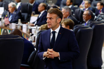 Президент Франции Эмманюэль Макрон на пленарной сессии дня открытия саммита G20 в Йоханнесбурге, ЮАР, 22 ноября 2025 г.