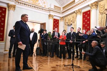 Помощник президента РФ Юрий Ушаков отвечает на вопросы журналистов 