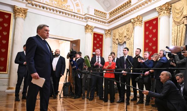 Помощник президента РФ Юрий Ушаков отвечает на вопросы журналистов 