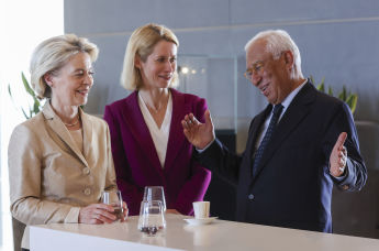 Председатель Еврокомиссии Урсула фон дер Ляйен, верховный представитель ЕС по иностранным делам Кая Каллас и председатель Евросовета Антониу Кошта (слева направо)