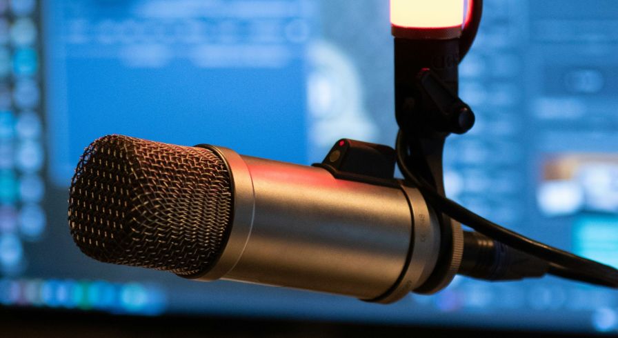 Микрофон в студии