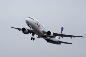 Самолет Airbus A320-214 авиакомпании "Ural Airlines" в аэропорту Храброво в Калининграде.