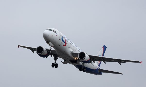 Самолет Airbus A320-214 авиакомпании "Ural Airlines" в аэропорту Храброво в Калининграде.