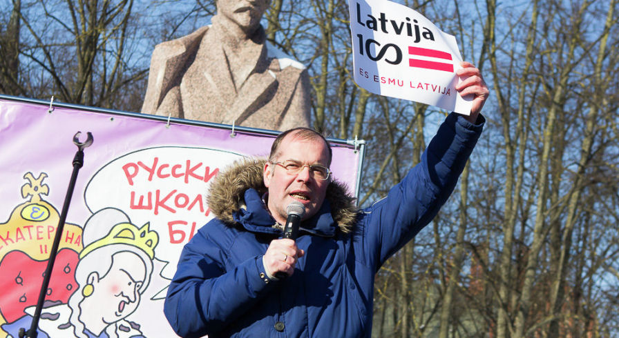 На Эспланаде прошел митинг в поддержку билингвального образования.