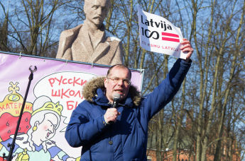 На Эспланаде прошел митинг в поддержку билингвального образования.